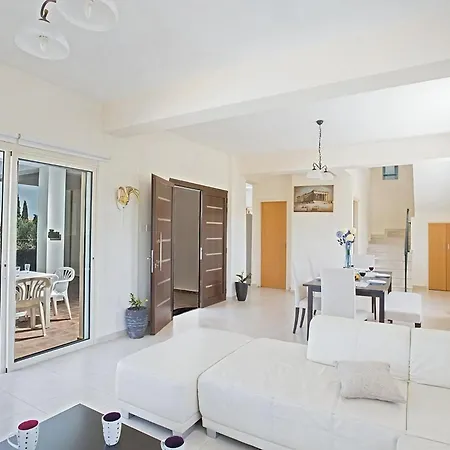 Akefalo - Beautiful 3 Bedroom With Private Pool - Close To Amenities *