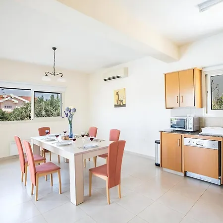 Akefalo - Beautiful 3 Bedroom With Private Pool - Close To Amenities