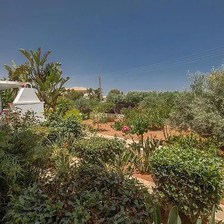 Akefalo - Beautiful 3 Bedroom With Private Pool - Close To Amenities *