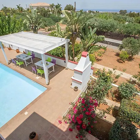 Akefalo - Beautiful 3 Bedroom With Private Pool - Close To Amenities Villa