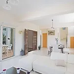 Akefalo - Beautiful 3 Bedroom With Private Pool *