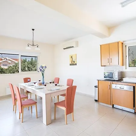 Akefalo - Beautiful 3 Bedroom With Private Pool - Close To Amenities Vilă