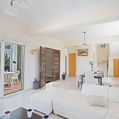 Akefalo - Beautiful 3 Bedroom With Private Pool *