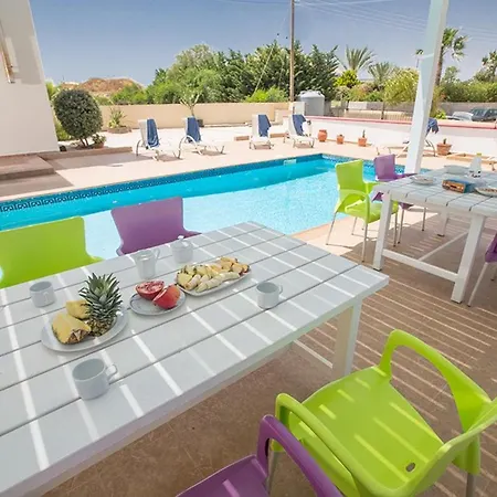 Akefalo - Beautiful 3 Bedroom With Private Pool - Close To Amenities
