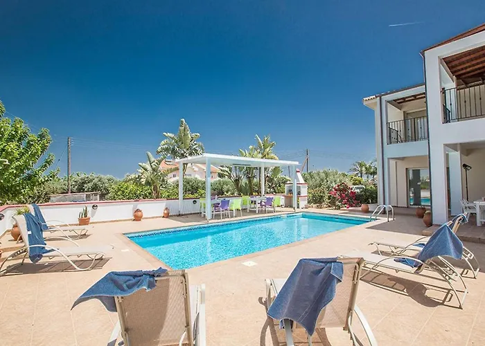 Akefalo - Beautiful 3 Bedroom With Private Pool *